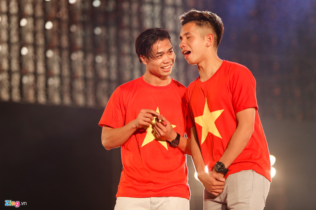 Mỹ Tâm cười tươi khi được Công Phượng tặng son